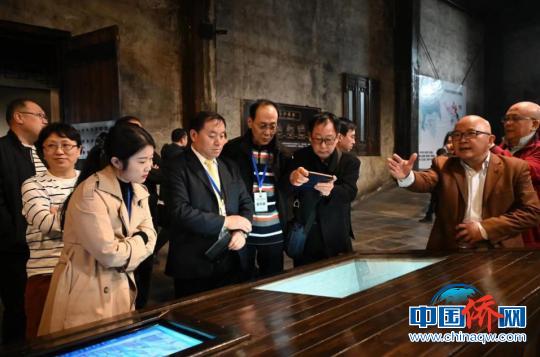 海外华文媒体采访团参观中国醋文化博物馆。　镇江市侨联供图